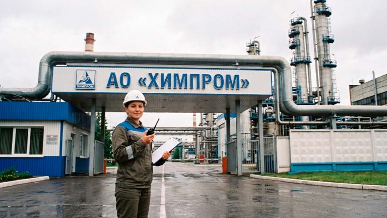 Зайферт Злата инженер-технолог напротив входа на территорию предприятия Химпром в белой каске
