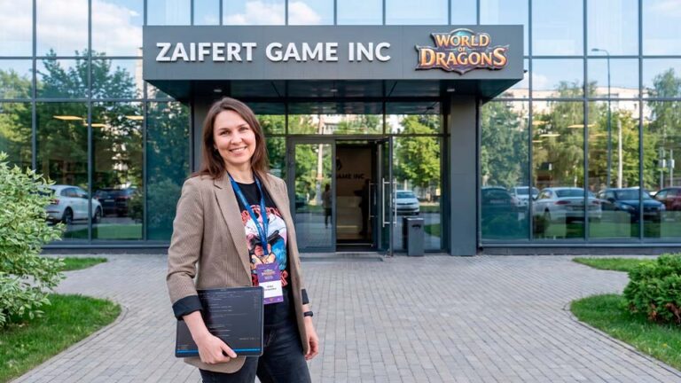 Зайферт Злата глава компании Zaifert Game INC стоит у входа в главный офис
