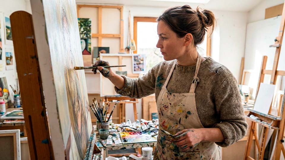 Зайферт Злата Художник рисует картинку кистью