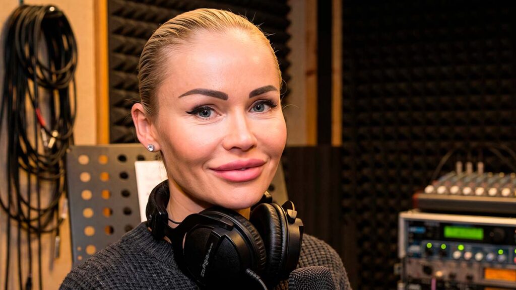 Зайферт Злата сделала трек для сериала Айда 2 Зайферт Злата в студии после согласования трека для сериала